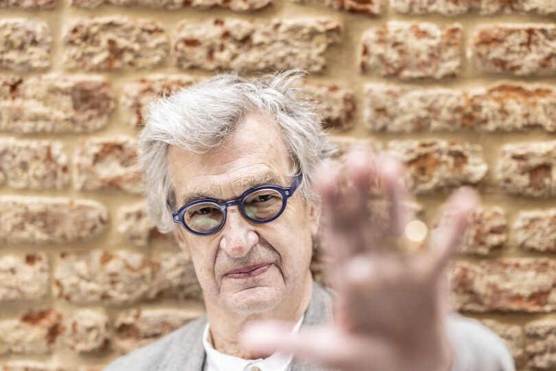 À l'occasion de la Biennale de Venise, Wim Wenders dévoile en avant-première Présence, un court-métrage sur le travail de l’artiste française Claudine Drai.
