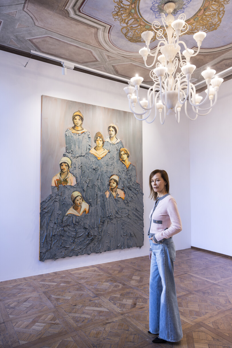 Almine Rech devant l'oeuvre The Team de Claire Tabouret.