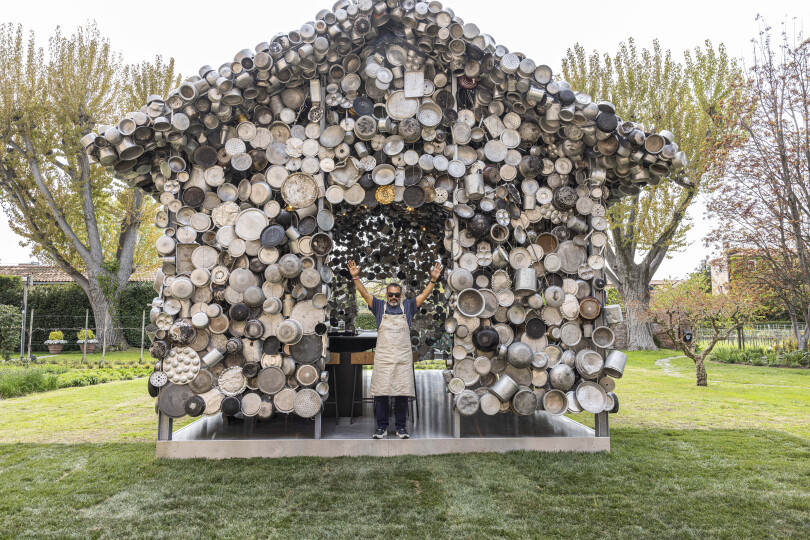 La cabane-batterie de cuisine du plasticien indien, Subodh Gupta, placée dans les jardins Casanova de l’hôtel Cipria à Venise.
