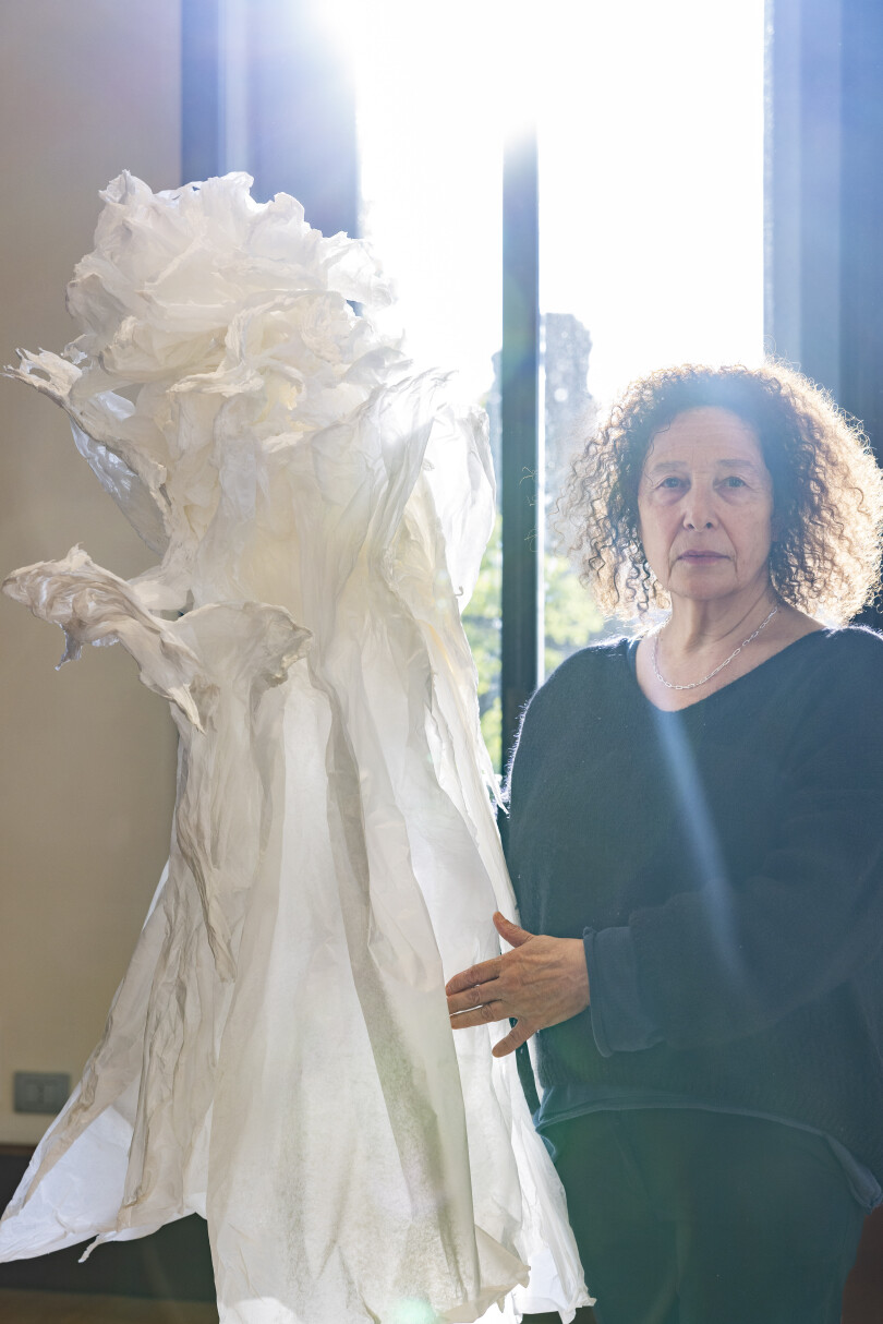 Claudine Drai travaille avec un de ses sculptures en papier de soie.