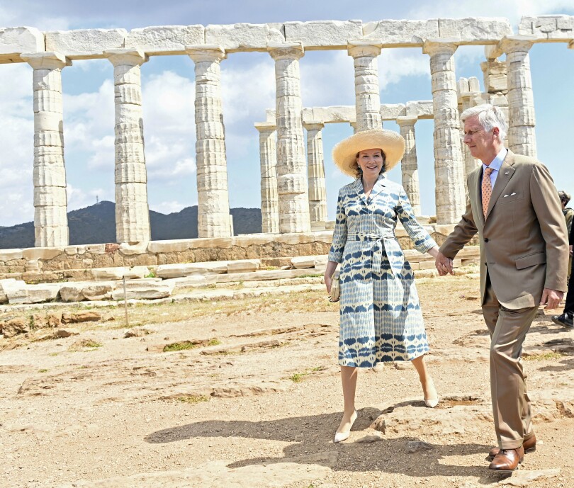 Philippe et Mathilde de Belgique visitent le temple de Poséidon en Grèce.