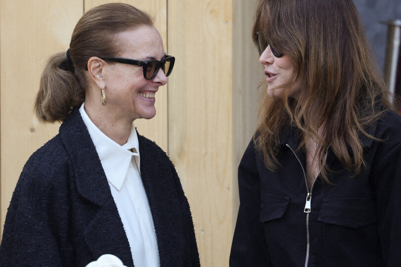 Carole Bouquet, Carla Bruni-Sarkozy - Sorties des obsèques de la chanteuse Régine au Crematorium du cimetière du Père-Lachaise à Paris. Le 9 mai 2022