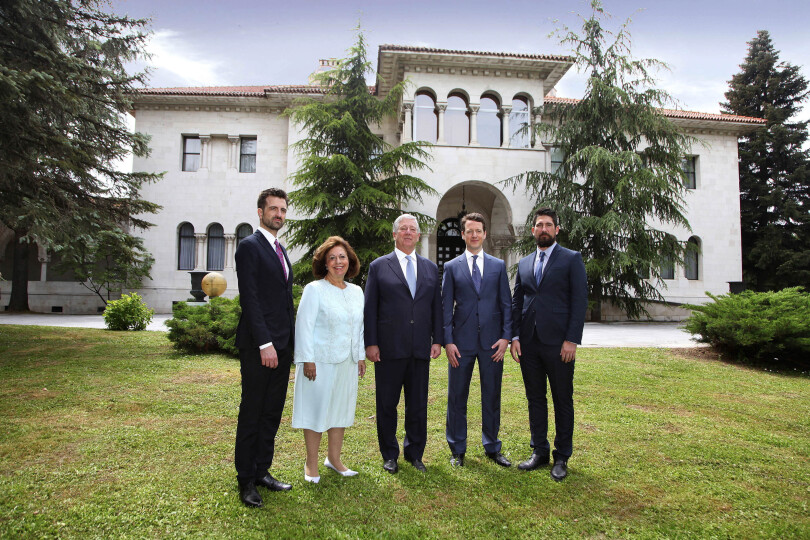 les trois princes de Serbie, Pierre et les jumeaux Philip et Alexandre, le prince Alexandre et la princesse Katherine à Belgrade.