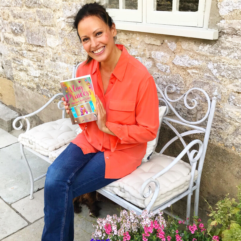 Carina Axelsson promeut son dernier roman Vlog Princess, l'édition française de Royal Rebel via Twitter.