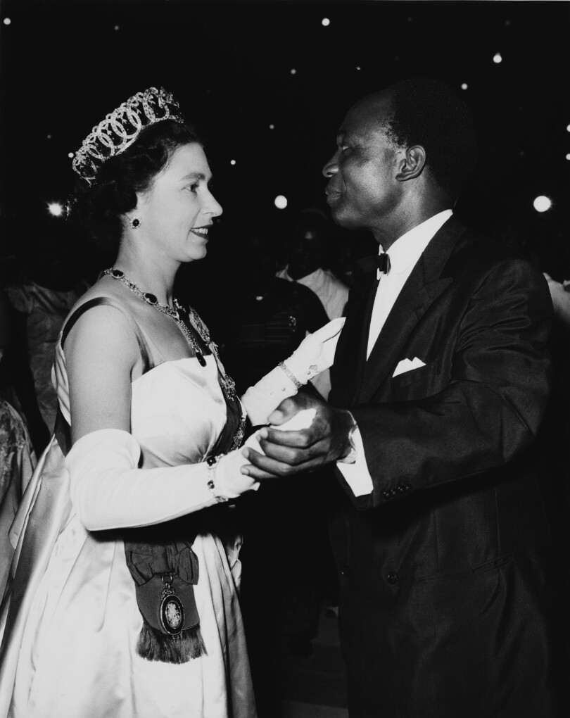 Élisabeth II danse avec Kwame Nkrumah, le président ghanéen, lors de son voyage au Ghana en 1961.