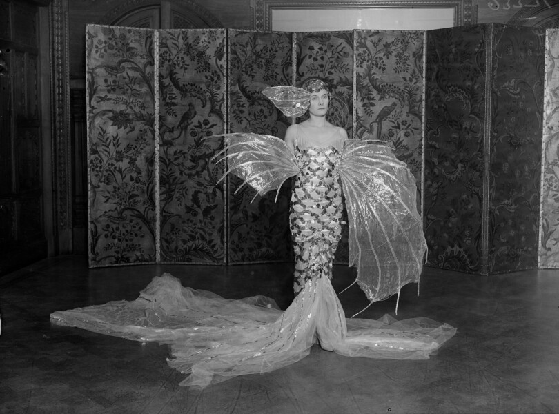 Doris Delevingne apparaît en sirène lors d’un bal de Noël en 1929.
