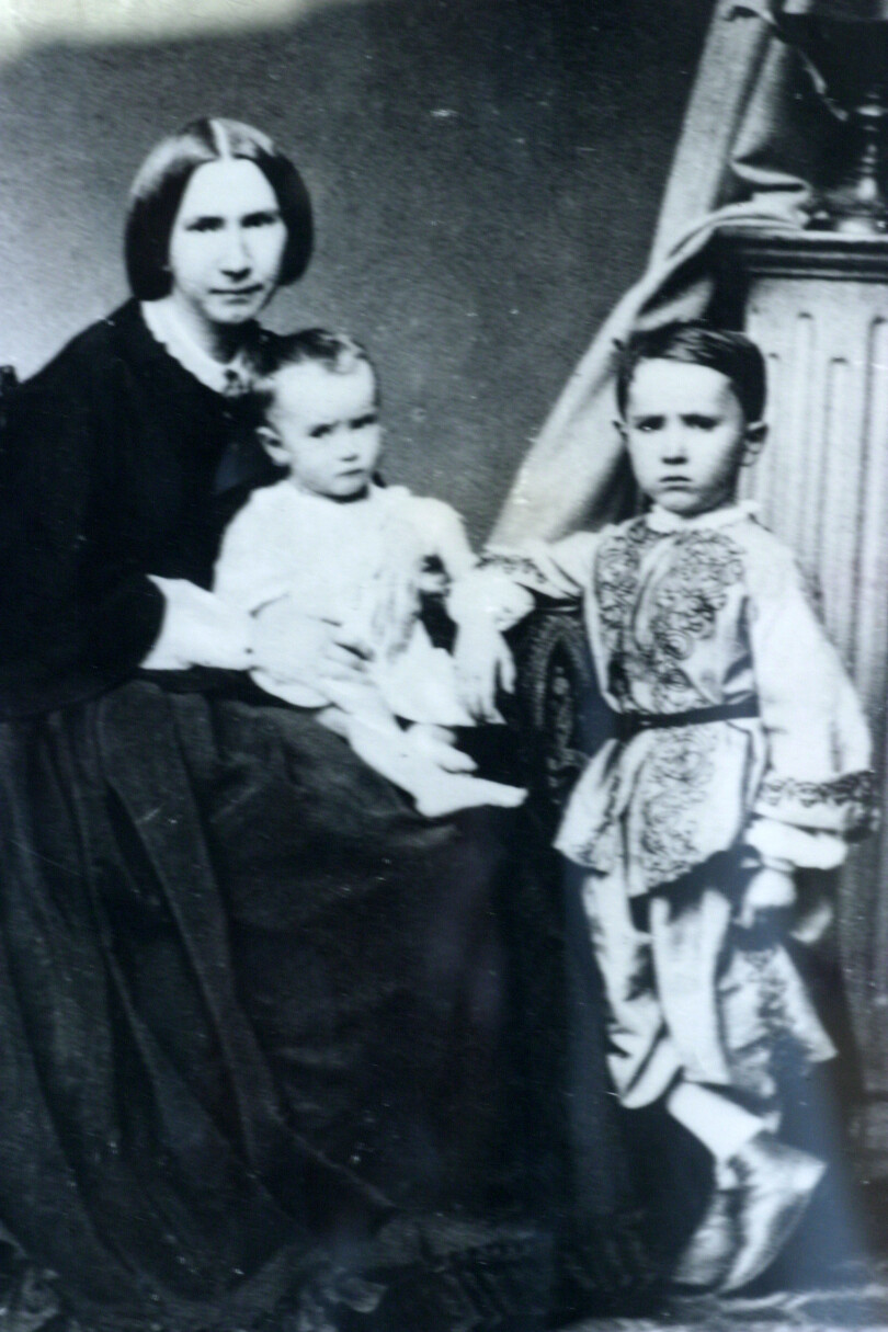 Charles de Foucauld avec sa mère Élisabeth et sa petite sœur Marie. Charles a été orphelin très jeune.