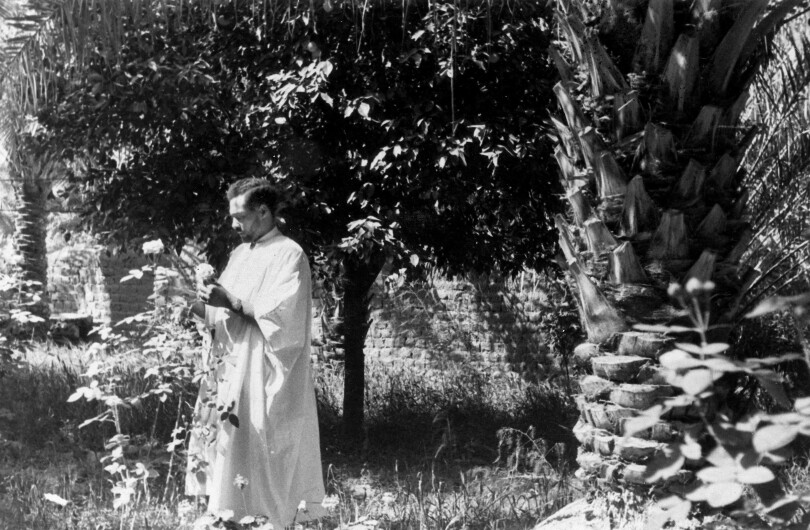 Le père Charles de Foucauld dans les jardins d’El Golea (Algérie).