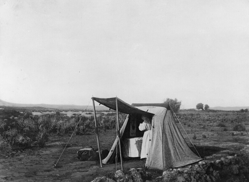 Le père Charles de Foucauld dans les jardins d’El Golea en Algérie.