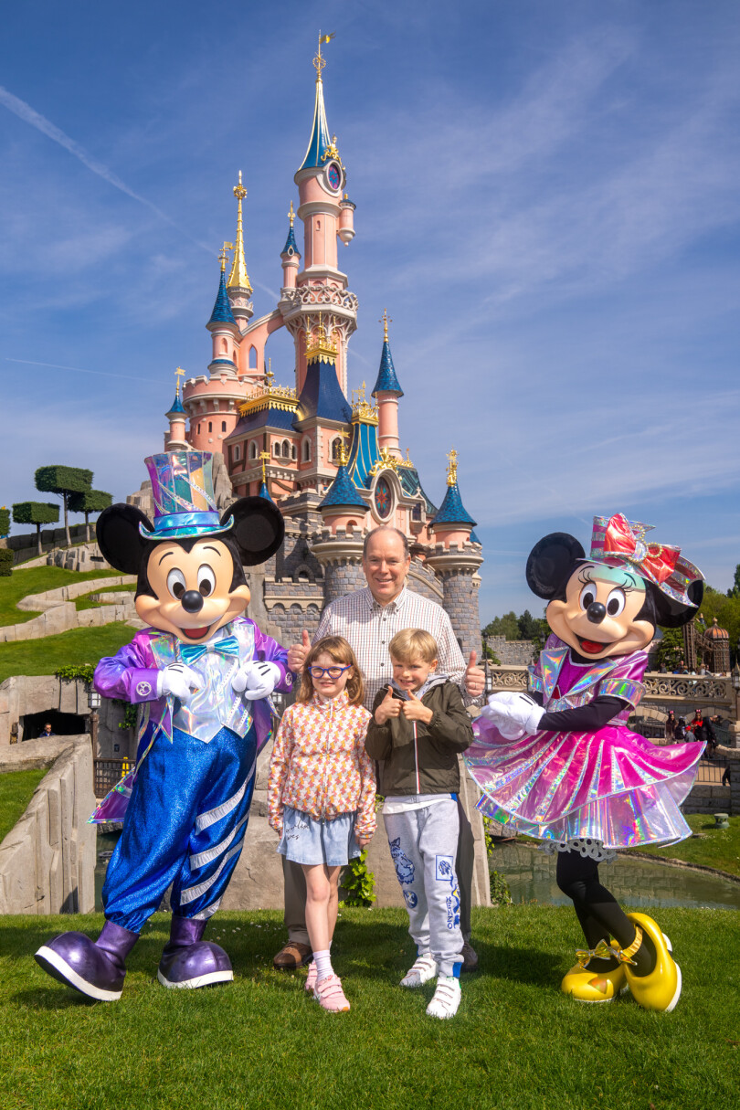 Albert, Jacques et Gabriella de Monaco à Disneyland Paris, le 19 avril 2022.