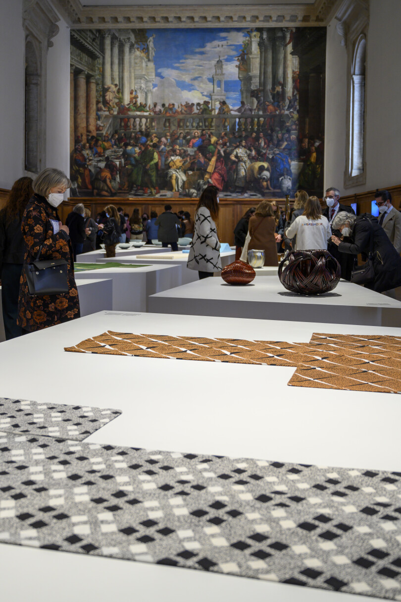 Exposition de travaux japonais dans le réfectoire du monastère de San Giorgio, à Venise, pour la seconde édition d'Homo Faber, en 2022.