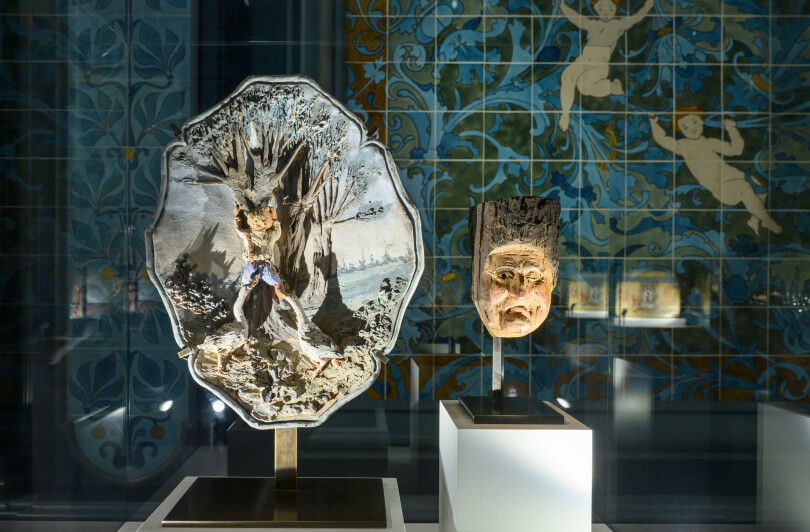 Ma première culotte, plat en terre cuite polychrome de Charles Auguste Gallot, et M. Duruisseau, dentiste, en bois de marronnier sculpté, de Jules Foloppe.