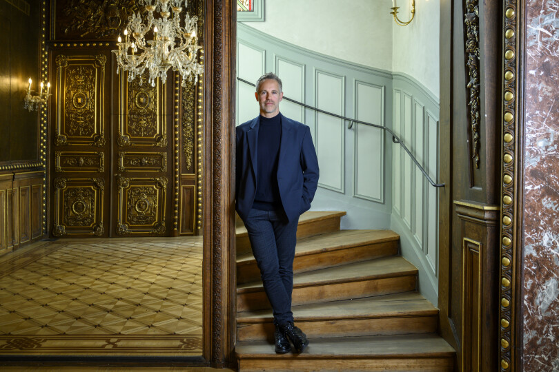 Le galeriste et expert Johann Naldi pose dans l’escalier de l’ancien hôtel de Bragelonne.