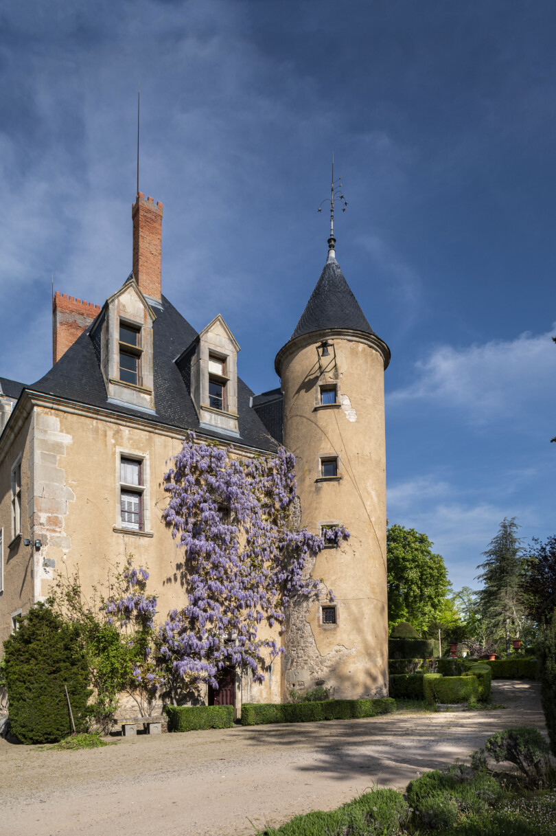 Avec le printemps, la demeure de  Joy de Rohan Chabot est assaillie par une vigoureuse glycine.