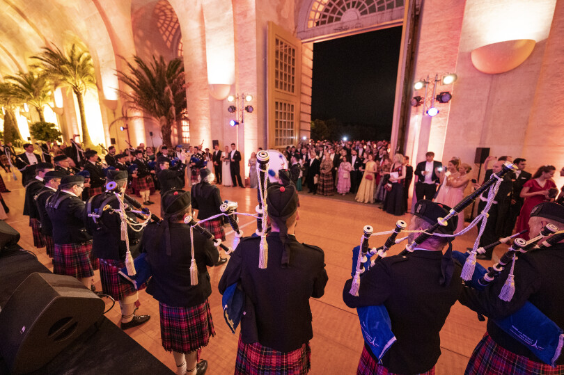 Les cornemuseurs accueillent les invités de retour du feu d’artifice.