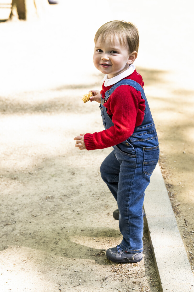 Depuis sa naissance en 2020, le petit prince apparaît régulièrement aux côtés de ses parents lors de visites et d’inaugurations.