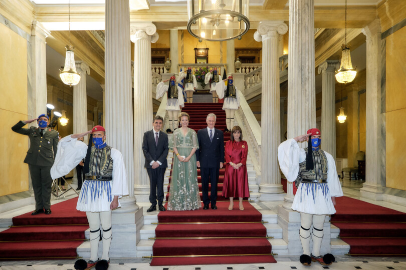 Le roi et la reine des Belges posent aux côtés de la présidente grecque, Katerina Sakellaropoulou, et de son compagnon, Pavlos Kotsonis, à l’occasion du dîner d’État au palais présidentiel.