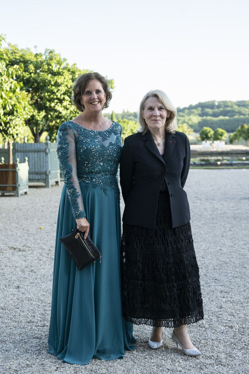 Mme Menna Rawlings, ambassadrice de Grande-Bretagne en France, et Mme Catherine Pégard, présidente du château de Versailles.