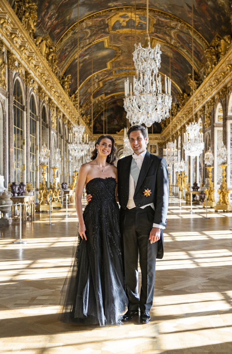 Le prince Napoléon et son épouse, la princesse Olympia, dans la galerie des Glaces.