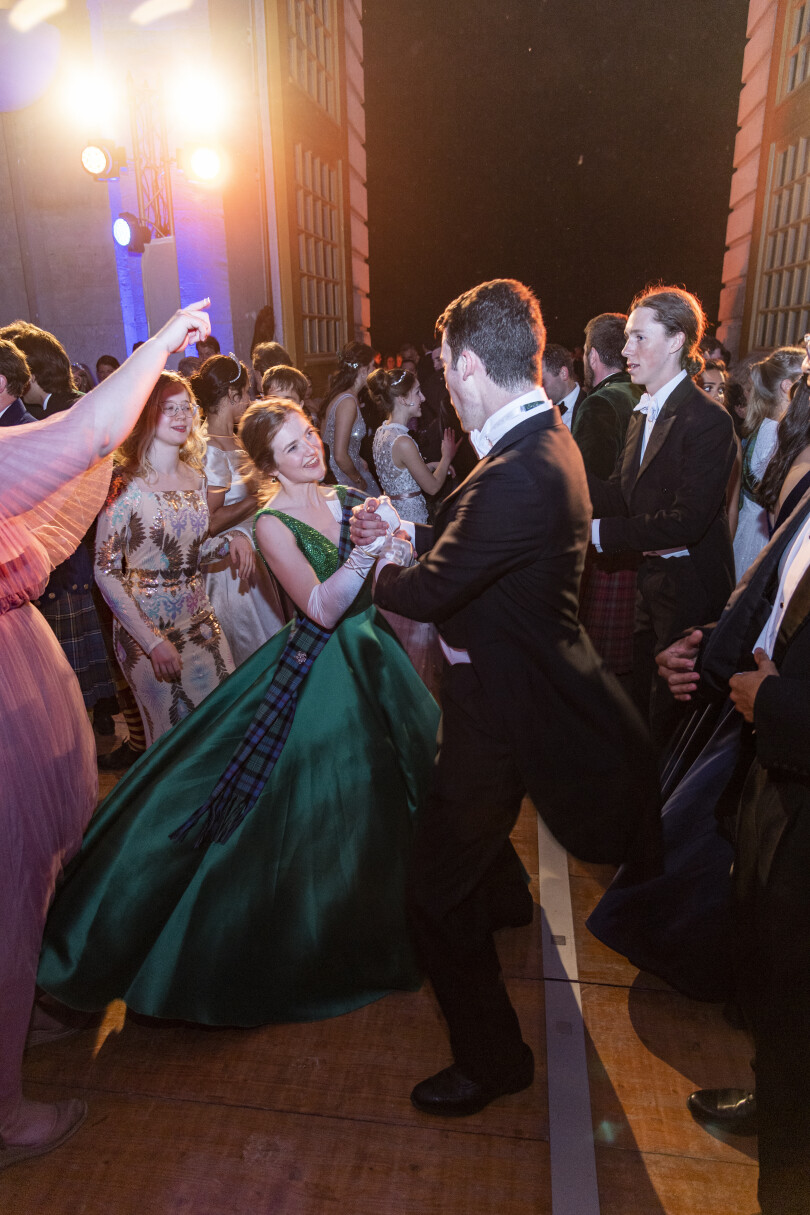 Un jeune couple danse sur des reels écossais.