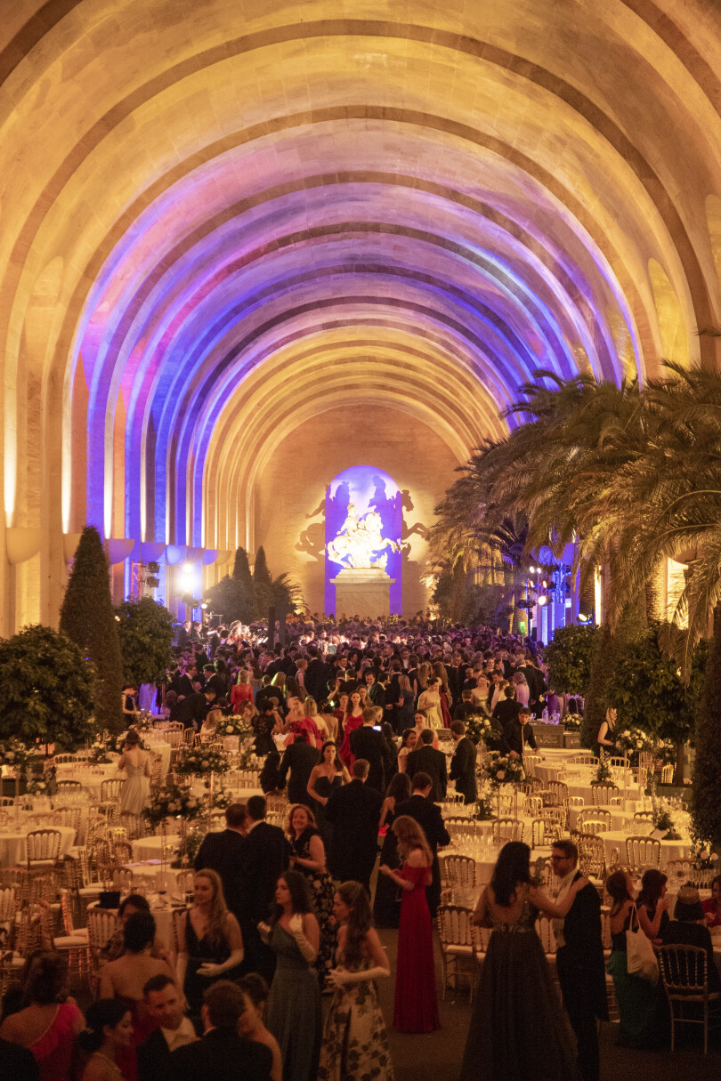 Les mille invités du bal rejoignent leur table pour le dîner, sous les voûtes immenses de l’Orangerie.