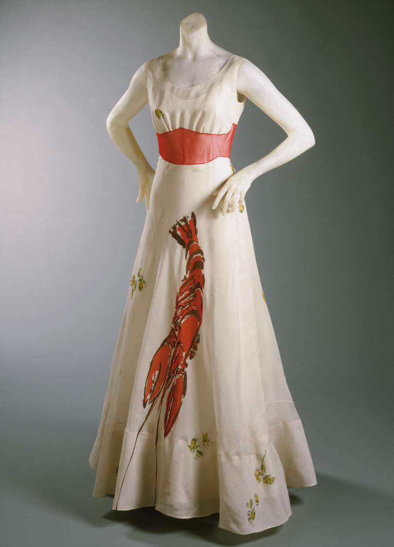 La fameuse  robe homard d'Elsa Schiaparelli. Dalí a dessiné pour elle, pour la collection été 1937, le crustacé ornant cette merveille en organdi blanc.