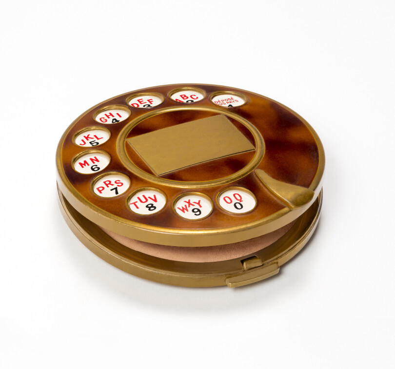 Le poudrier en forme de cadran de téléphone.