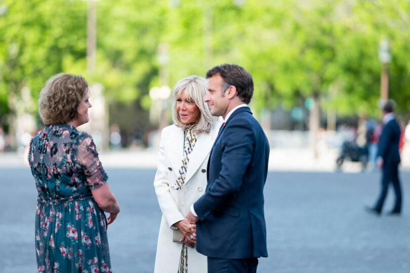 L'ambassadrice du Royaume-Uni en France Menna Rawlings discute avec la président français et Brigitte Macron.