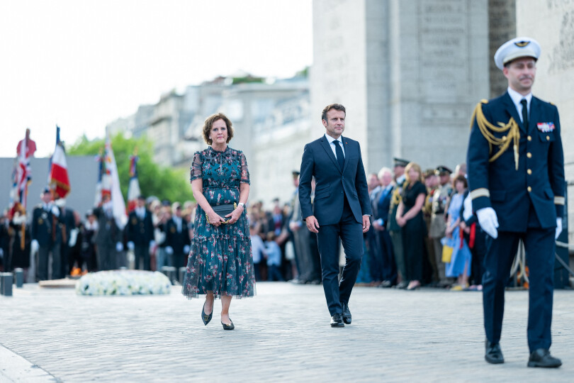 Emmanuel Macron et Menna Rawlings, l'ambassadrice du Royaume-Uni en France, au pied de l'Arc de Triomphe pendant la cérémonie en l'honneur du jubilé de platine d'Élisabeth II, le 2 juin 2022.