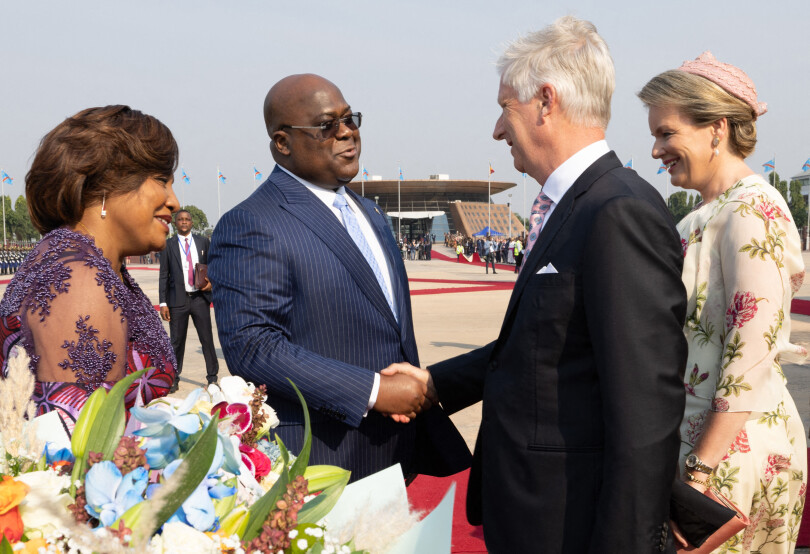 Philippe et Mathilde de Belgique avec le couple présidentiel congolais à l’aéroport Ndjili de Kinshasa.