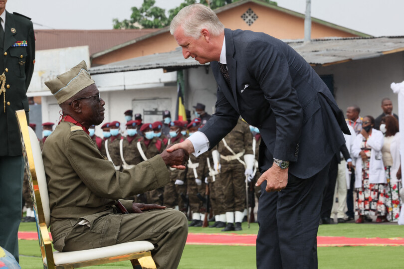 Le roi des Belges décore Albert Kunyuku, 100 ans, ancien soldat de la Force publique et l’un des derniers vétérans congolais de la Seconde Guerre mondiale.