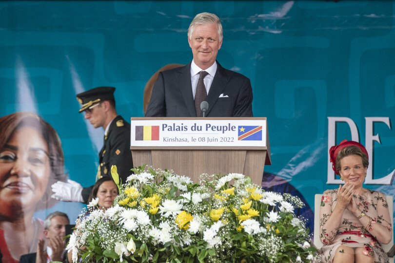 Philippe de Belgique prononce un discours historique au palais du Peuple, à Kinshasa, chaudement applaudi par son épouse Mathilde.