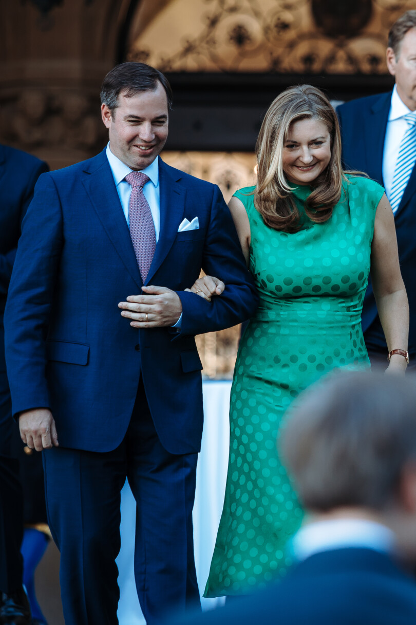 Guillaume et Stéphanie de Luxembourg lors d'une garden-party au Château de Berg, le 28 juin 2022.