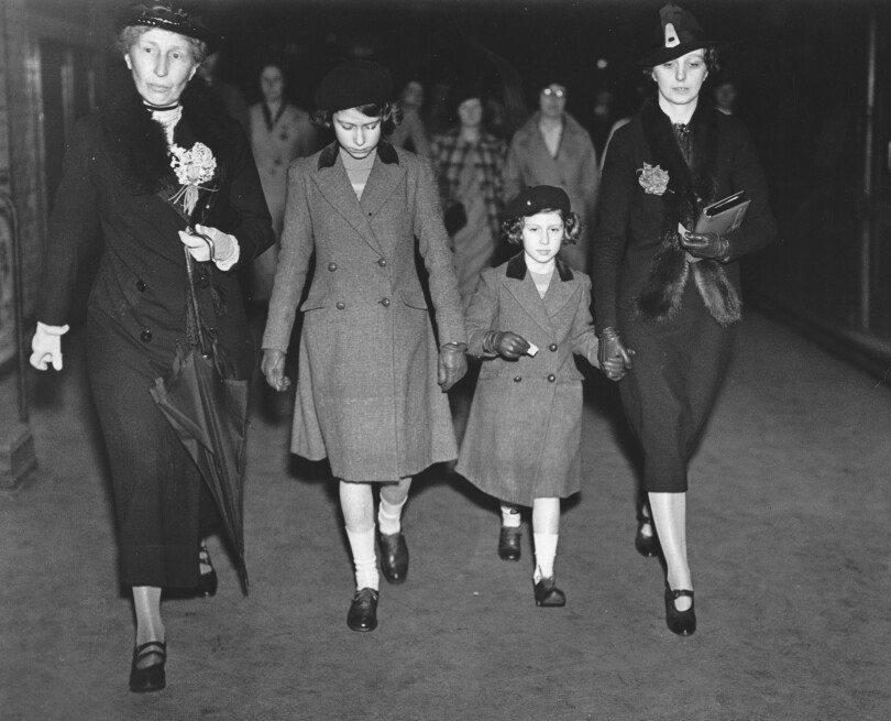 Les princesses Élisabeth et Margaret découvrent pour la première fois le métro en mai 1939 avec lady Helen Graham et Marion Crawford.