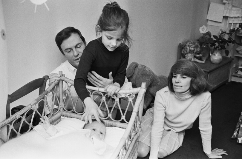 Jean-Louis, Nadine, Marie et Pauline Trintignant (bébé) à leur domicile en 1969.