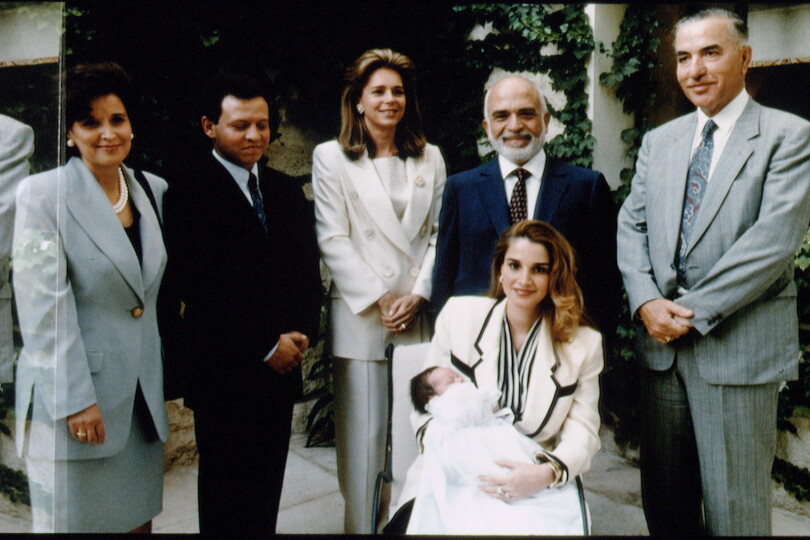 La présentation du prince Hussein, né le 28 juin 1994, Faisal et Ilham Al-Yassin sont auprès de leur fille.