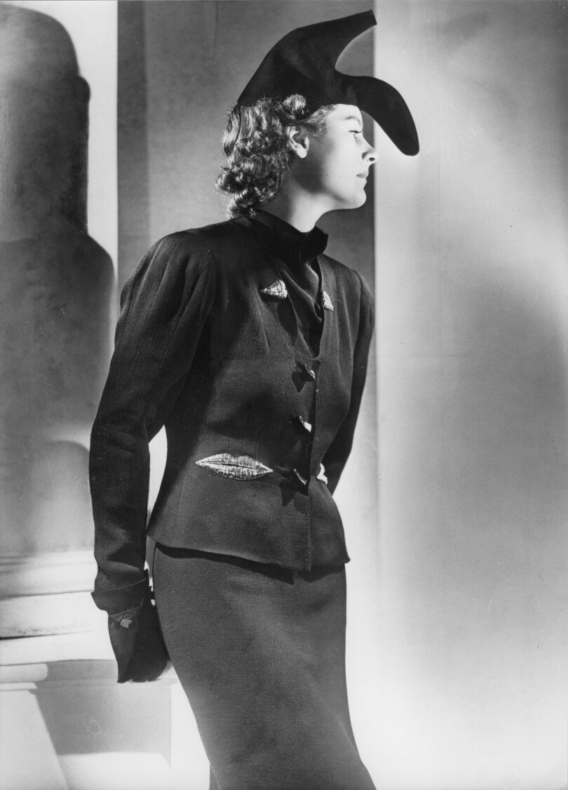 Chapeau curieux en forme de chaussure et veste avec une applique en forme de lèvre, créés par Elsa Schiaparelli en 1937.