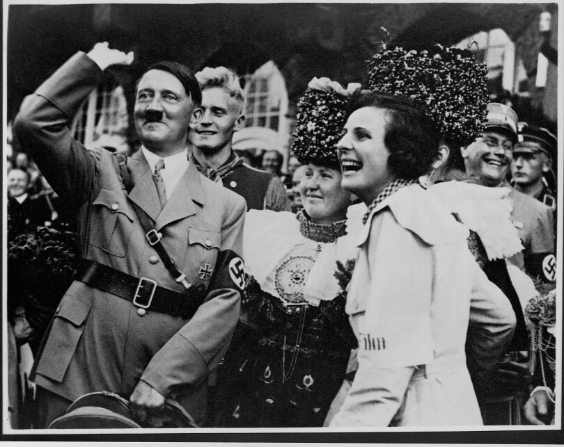 L'actrice et réalisatrice Leni Riefenstahl avec Adolf Hitler.