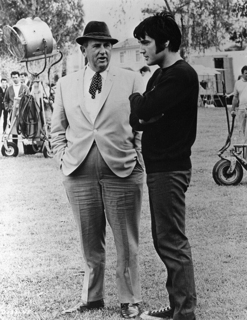 Le colonel Parker et Elvis Presley en 1969, sur le tournage de Change of habit.
