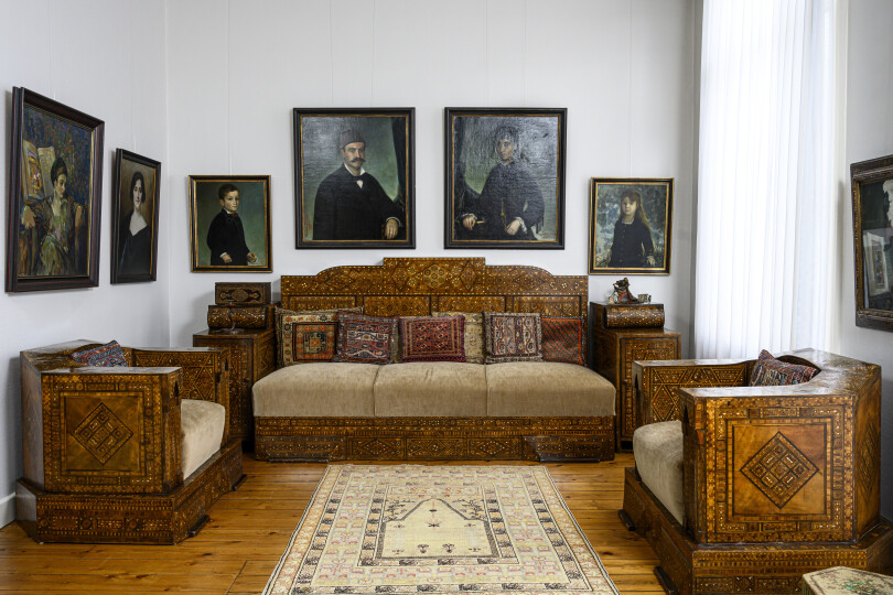 Un parfum d’Orient flotte dans l’appartement situé au-dessus de la boutique, avec ce salon en marqueterie de Damas surplombé d’une galerie de portraits de famille peints à Constantinople au XIXe  siècle.