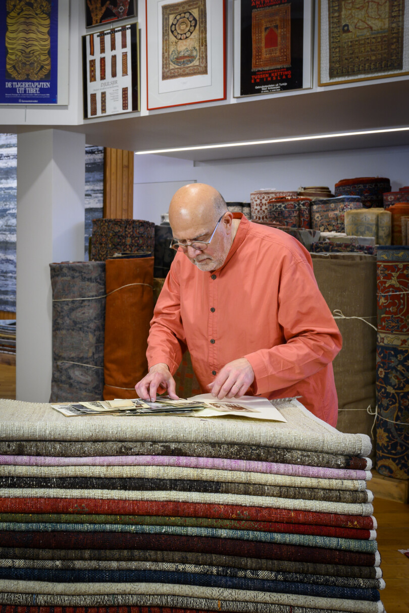 Christian Vrouyr dans sa boutique de tapis N.Vrouyr basée à Anvers.