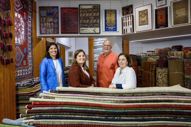 Depuis leur mariage en 1980, Christian et Nectar Vrouyr mènent la maison anversoise de tapis N.Vrouyr, fondée par le grand-père de Christian. Ils travaillent avec deux de leurs filles, Naïry et Lucyneh.