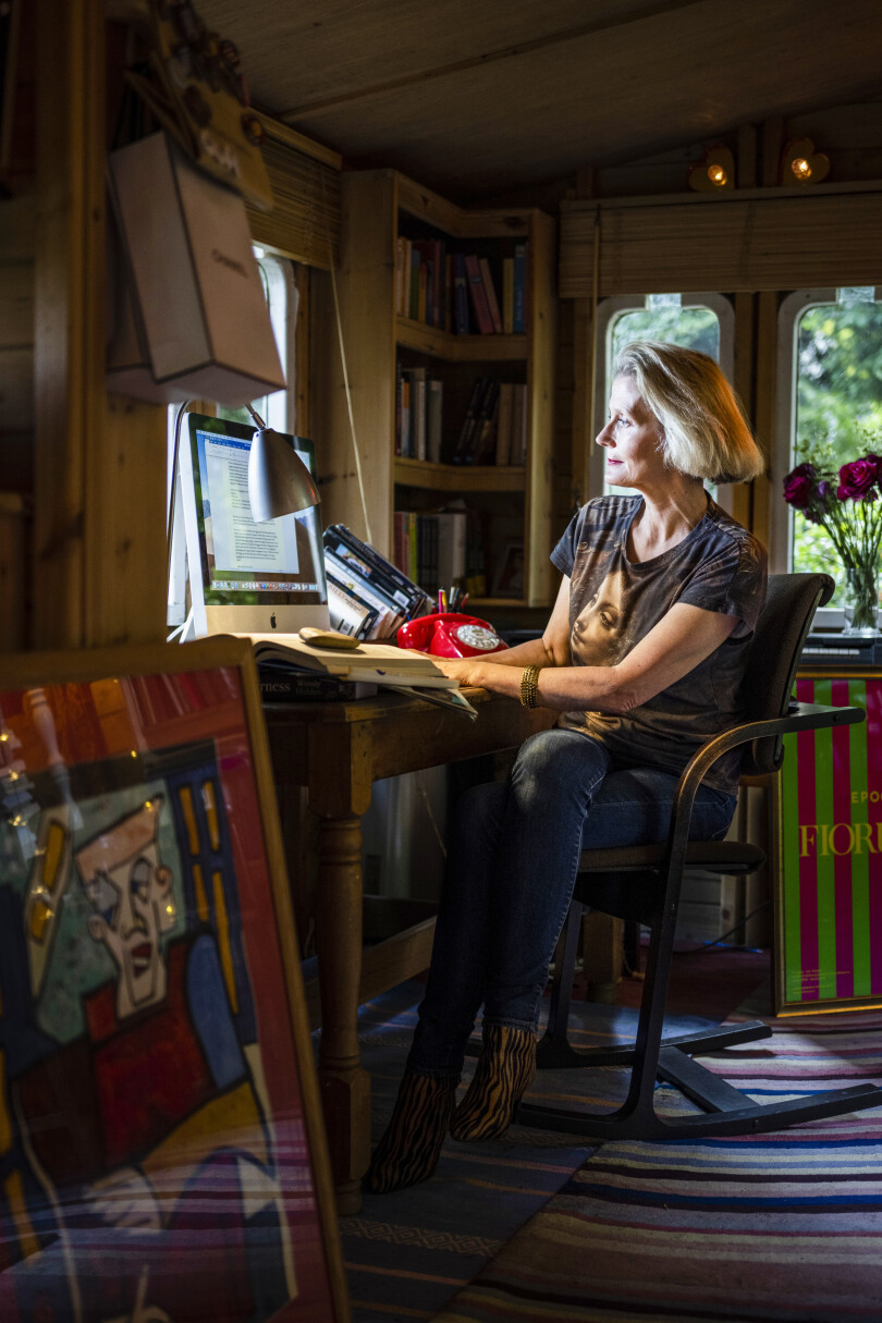 La romancière Wendy Holden dans sa propriété du Derbyshire.