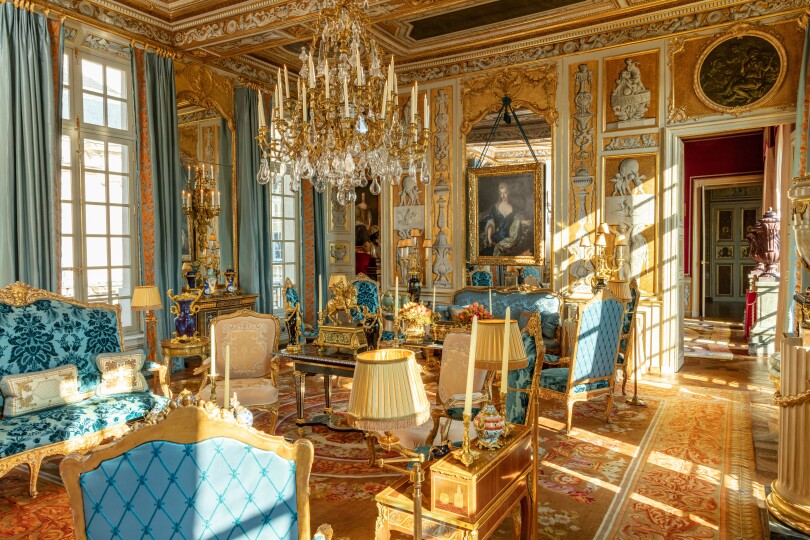 Le salon doré est l’une des pièces clés des appartements d’apparat de l’hôtel Lambert. Il donne, d’un côté sur la cour d’honneur et la rue Saint-Louis, et de l’autre, sur le jardin et le quai d’Orléans.