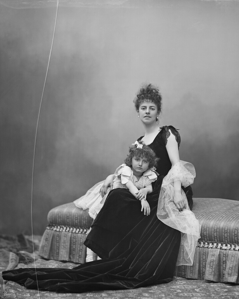 Photographiées par Nadar aussi, la comtesse et sa fille Élaine, seul fruit de son mariage malheureux avec Henry Greffulhe.