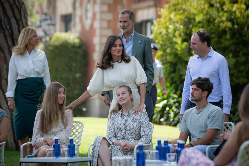 Leonor d'Espagne assiste à une réunion avec les anciens lauréats des prix de la princesse de Gérone au palais Albeniz à Barcelone, le 5 juillet 2022.