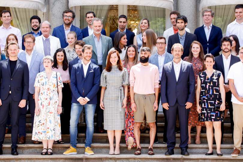 Felipe VI, Letizia d'Espagne, la princesse héritière Leonor, et l'infante Sofia assistent à une réunion avec les anciens lauréats des prix de la princesse de Gérone au palais Albeniz à Barcelone, le 5 juillet 2022.