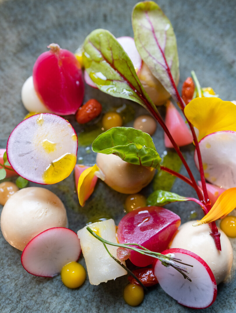 Racine emploie des cuisiniers japonais, véritables metteurs en scène d’aliments qui gagnent leur noblesse dans l’assiette.