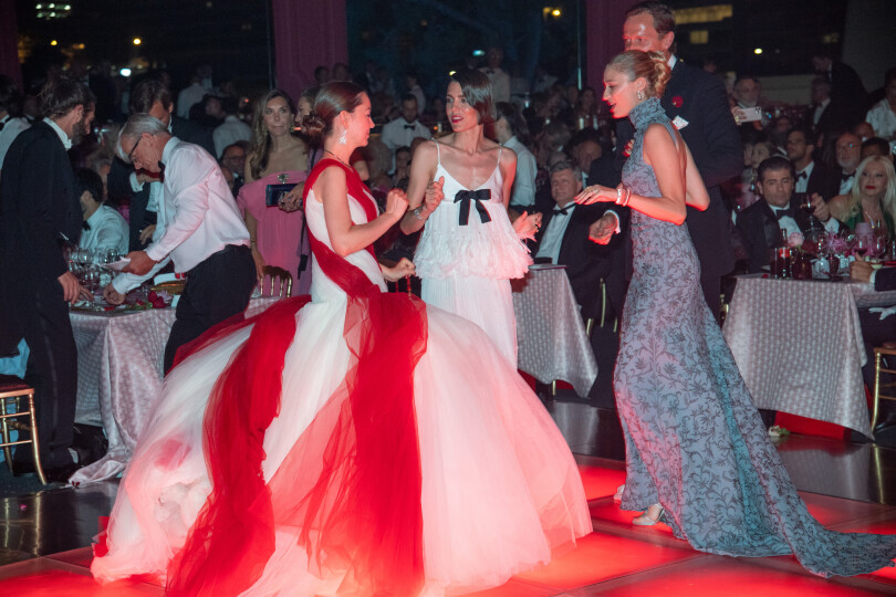 À l’issue du spectacle, la princesse Alexandra de Hanovre a retrouvé Charlotte et Beatrice Casiraghi sur la piste de danse.