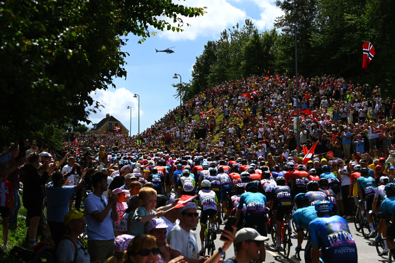 Le peloton du Tour de France lors de la deuxième étape entre Roskilde et Nyborg, au Danemark, le 2 juillet 2022.
